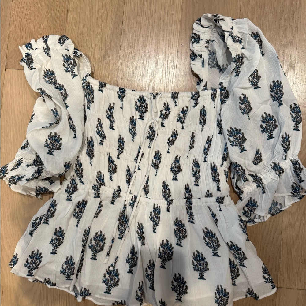 Chic Floral Blouse with Puff Sleeves - White and Blue